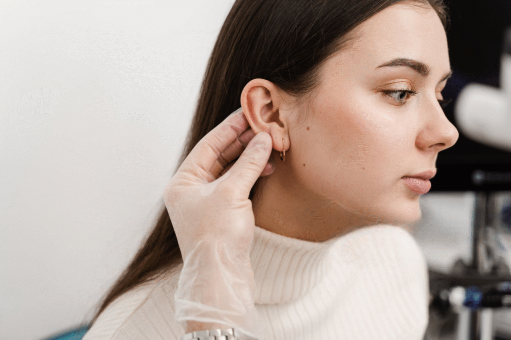 Les perceurs expérimentés utilisent des systèmes de perçage modernes et hygiéniques, comme les instruments de précision avec cartouches stériles contenant directement le clou hypoallergénique et son fermoir. Cette technologie minimise les risques d'infection et assure un perçage net et précis. N'hésitez pas à poser des questions sur le matériel utilisé, les protocoles d'hygiène et l'expérience du professionnel avec les cas de reperçage.