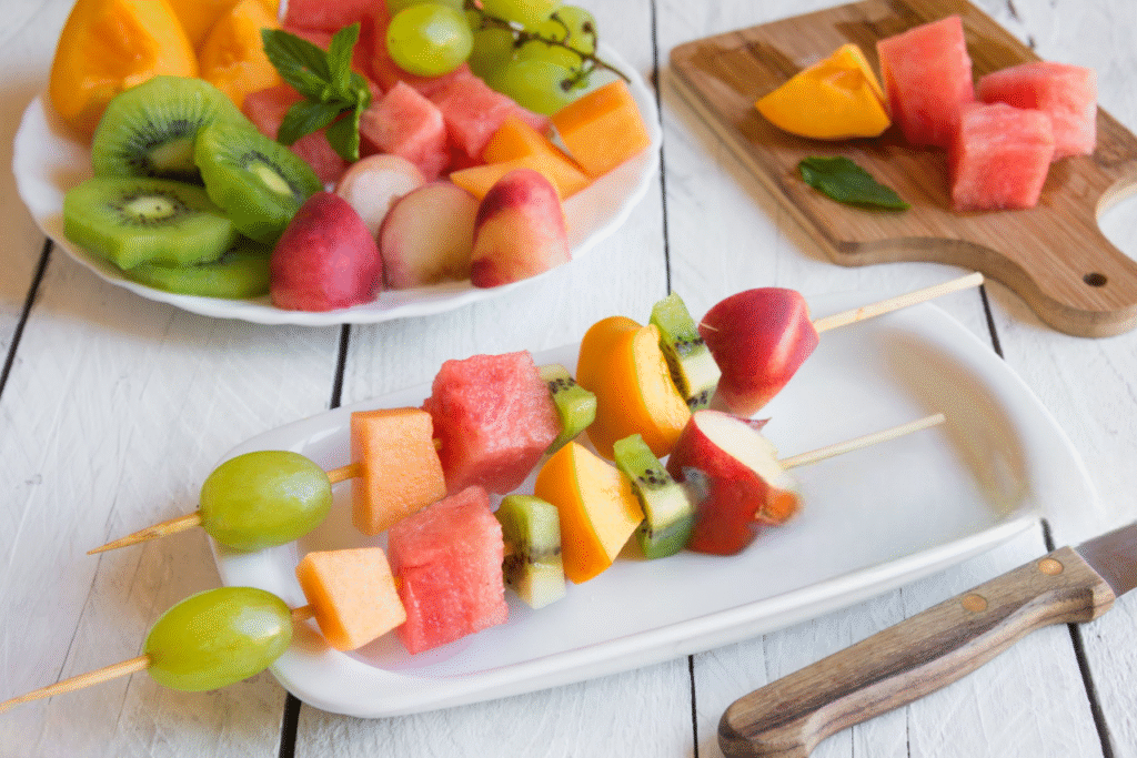 preparer des brochettes de fruits à l'avance