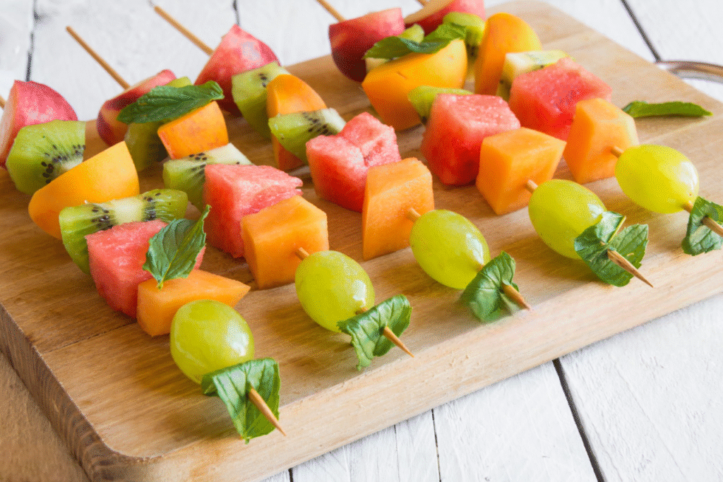 preparer des brochettes de fruits à l'avance