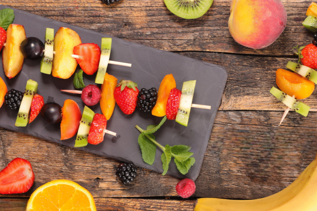 preparer des brochettes de fruits à l'avance